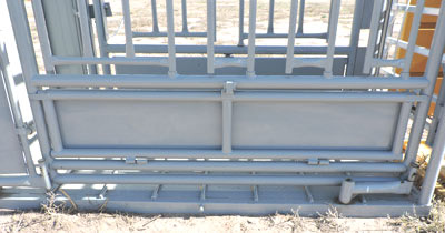 Renegade Cattle Squeeze Chute w/ 12 Panels