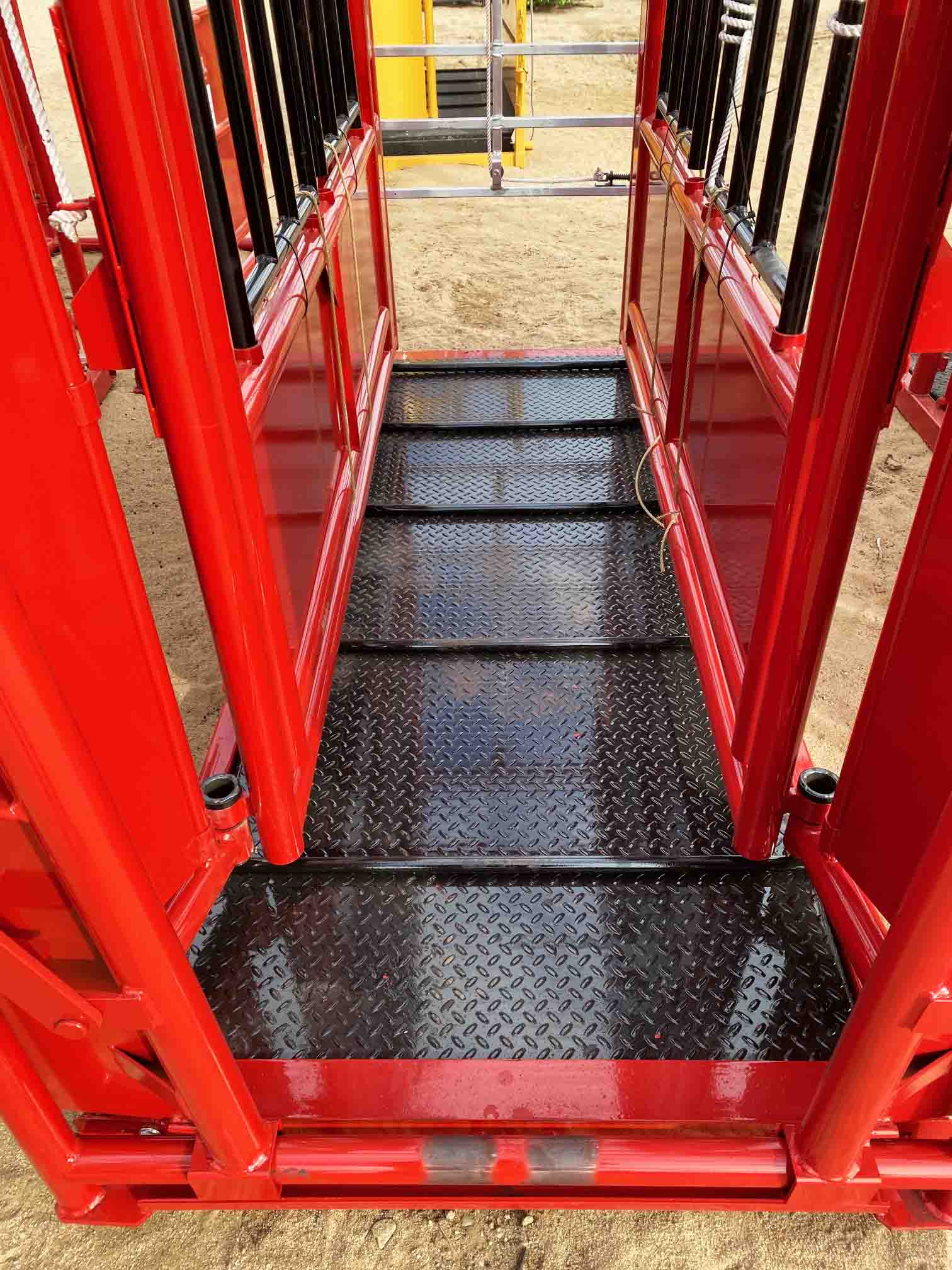 Renegade Cattle Squeeze Chute w/ 12 Panels