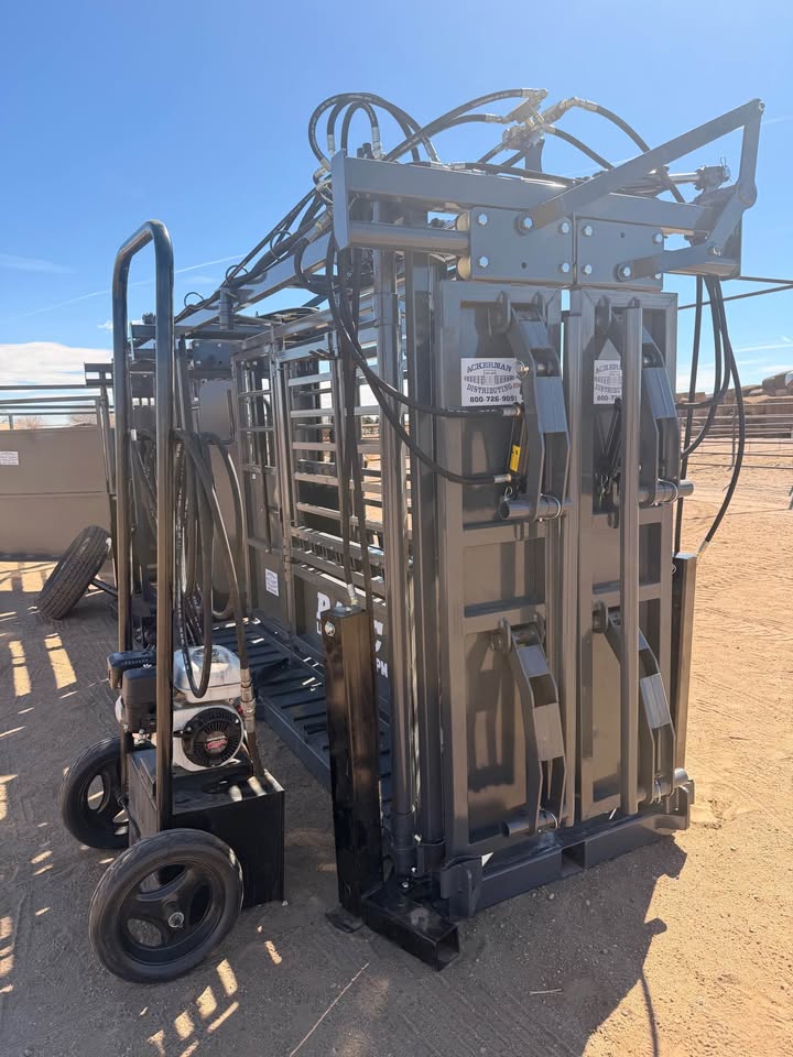 Palco Portable Hydraulic Chute, 8’ Alley and 8’ Tub