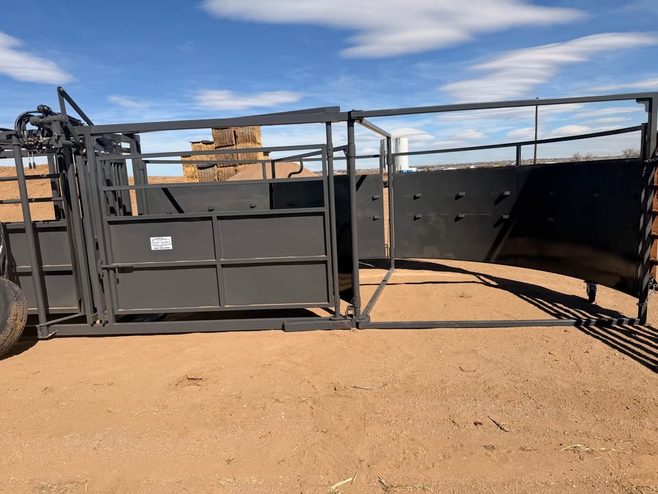 Palco Portable Hydraulic Chute, 8’ Alley and 8’ Tub